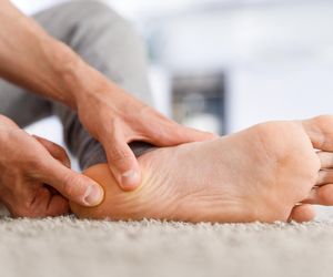 Spójrz na swoje stopy. Ten ślad to znak, że wątroba potrzebuje pomocy?