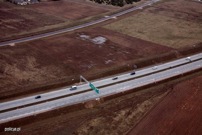 Wielki transport z cudzoziemcami przekroczył granicę. Pojechali w kierunku Litwy [ZDJĘCIA]