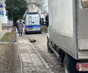 Cofał mercedesem, potrącił kobietę. Dramat na Mokotowie