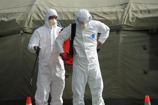Żołnierze WOT pobierają wymazy na obecność koronawirusa