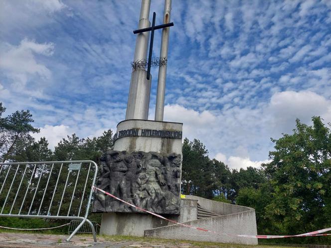 Pomnik w Dolinie Śmierci w Fordonie jest w opłakanym stanie. Jeden z kłosów wygląda na ułamany, a teren jest ogrodzony taśmą