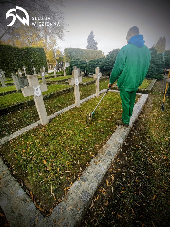 „Pamięć, szacunek, resocjalizacja” – więźniowie posprzątali na Cmentarzu Centralnym w Siedlcach
