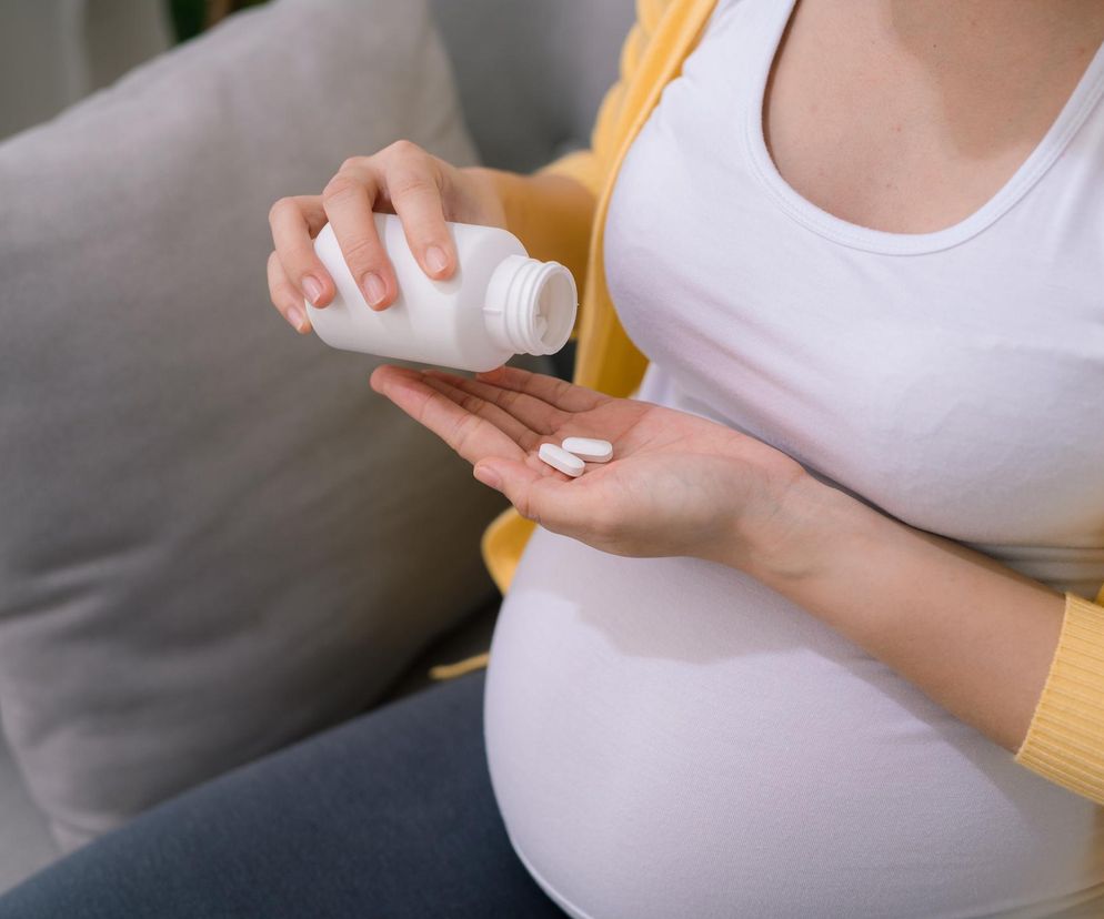 Paracetamol w ciąży. Kiedy lek jest bezpieczniejszy niż jego brak?