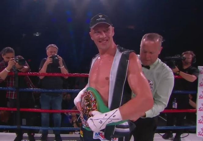 Michał Cieślak z pasem mistrza świata federacji WBC. Bokser z Radomia wygrał  walkę w Kanadzie 