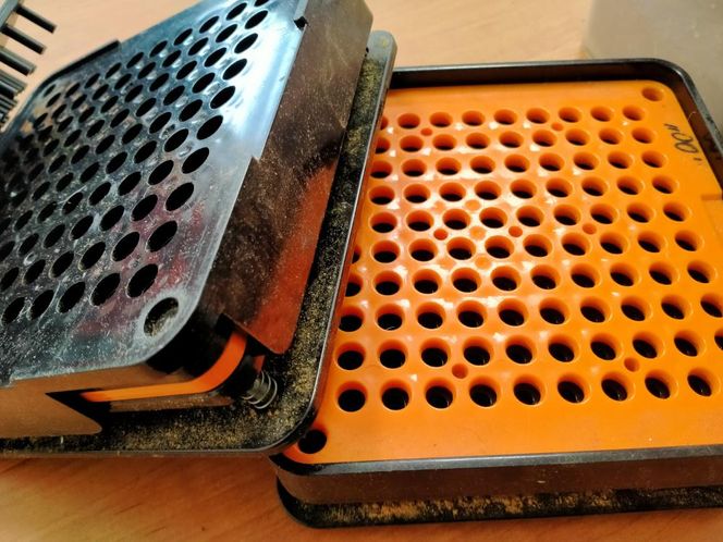 Szarlatan z Pruszkowa żerował na chorych i zdesperowanych. "Leczył" na wszystko, a leki robił w słoiku!