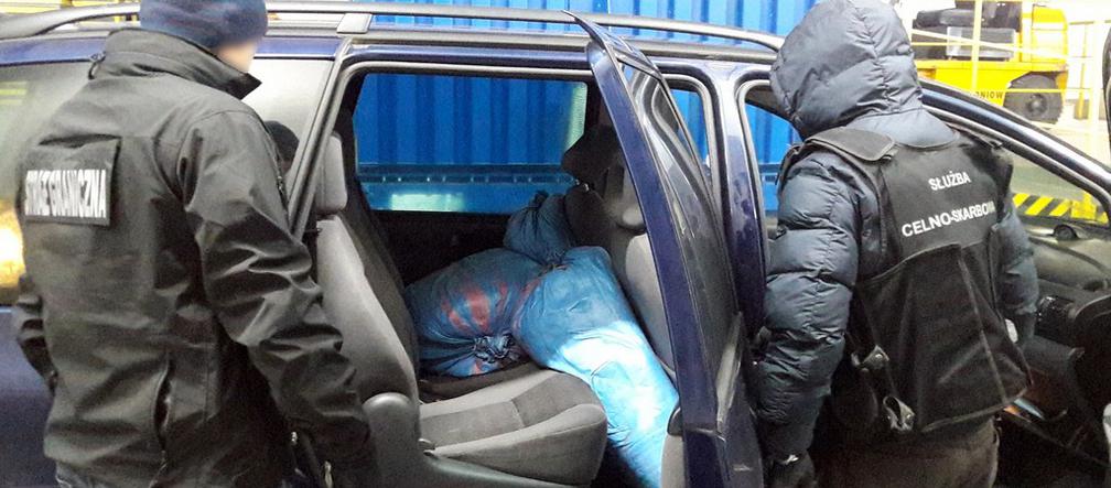 Podlaskie. Kobieta i mężczyzna jechali fordem. W samochodzie mieli 7 worków! [ZDJĘCIA]