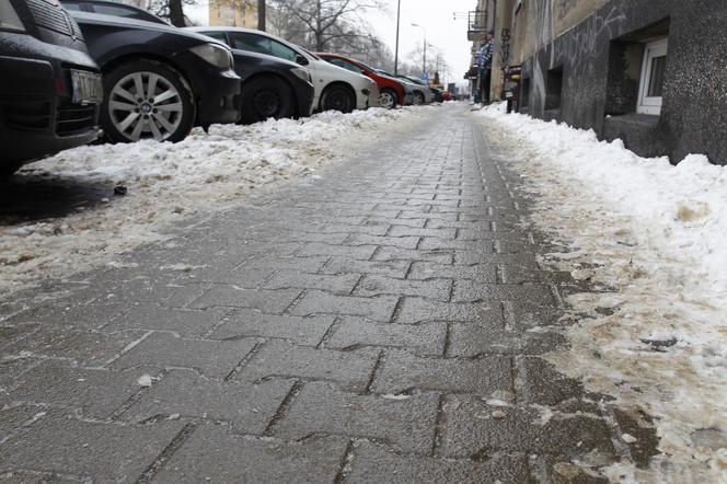 oblodzony chodnik, zima, śnieg na chodniku