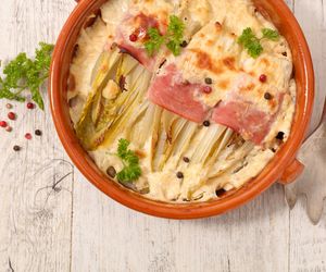 Cykoria pod beszamelem -  zapiekana z szynką albo boczkiem: prosty przepis