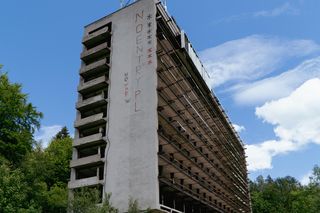 Kiedyś leczono tu hutników, dziś potężne sanatorium z PRL-u stoi opuszczone na zboczu góry