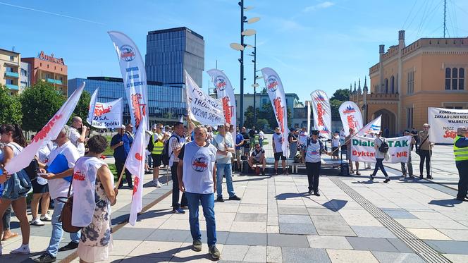 Protest pracowników PKP Cargo we Wrocławiu. Pracę ma stracić prawie 400 osób 