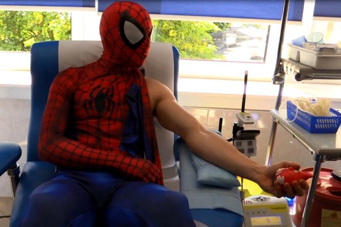 Spider-Man oddaje krew