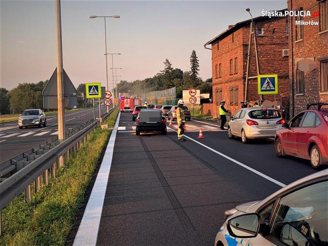 Wypadek w Mikołowie. BMW wjechało w opla! Samochód stoczył się na matkę z dziećmi [ZDJĘCIA]