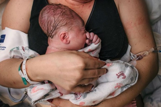 Noworodki tuż po porodzie - nie wyglądają jak z reklamy, ale dla mam są najpiękniejsze