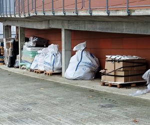 Miały trafić do powodzian na Dolnym Śląsku. Dary od mieszkańców niszczeją na paletach pod Netto Areną