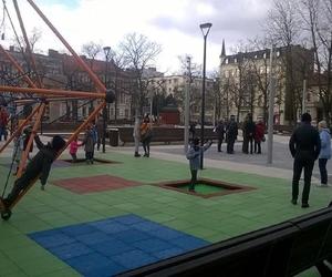 Gorzów: Znowu ktoś popsuł dzieciom trampolinę na „Kwadracie”