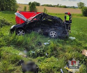 Śmiertelny wypadek pod Morągiem. BMW zmiażdżyło Opla!
