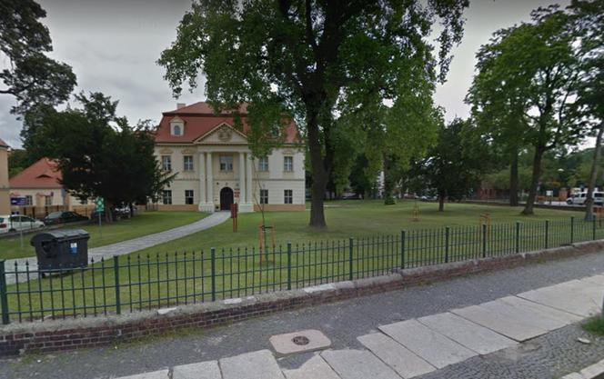 Żagań. Koszmarny wypadek przed Sądem Rejonowym. 10-latek zawisł na płocie