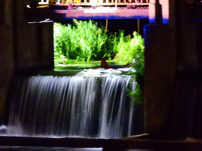 Koszmar pod Warszawą. Ciało zwisało głową w dół z zapory wodnej