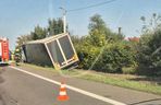  Kierowcę ciężarówki użądliła pszczoła, uderzył w przepust.