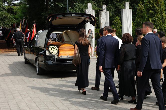 Tak wygląda grób matki Morawickiego, morze kwiatów