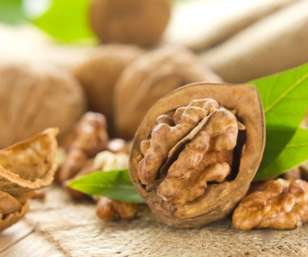 Jeśli nie jesz mięsa i ryb, powinnaś często sięgać po orzechy włoskie, aby uzupełnić białko i kwasy omega-3.