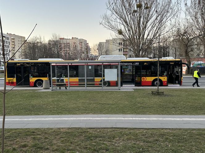 Tragiczne potrącenie w Warszawie. 16-latka została wciągnięta pod autobus. Wstrząsające szczegóły 