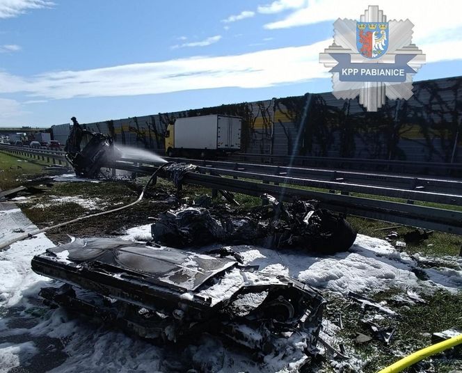 Śmiertelny wypadek na S8 pod Pabianicami. Kierujący BMW jechał pod prąd i huknął w tir