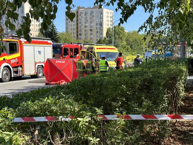 Auto wjechało w przystanek w Warszawie. Dwie osoby nie żyją