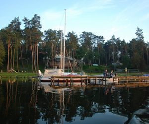   Ta wieś leży nad najdłuższym jeziorem w Polsce. Jest znana z powieści Pan Samochodzik