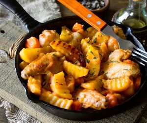 Doskonałe skrzydełka kurczaka pieczone z ziemniakami i marchewką