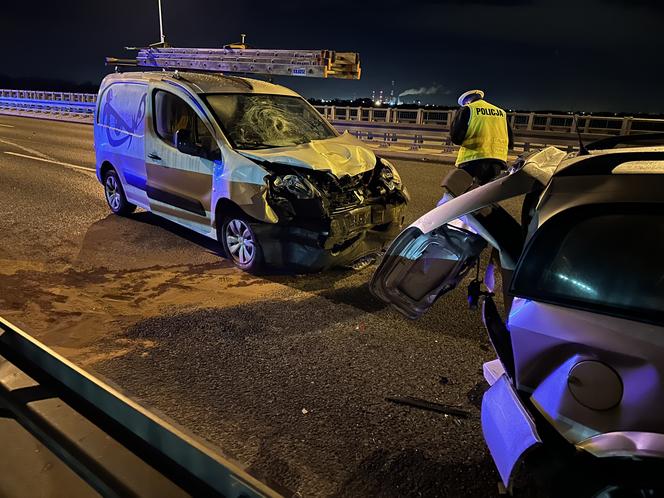 Pchał opla na Moście Północnym, citroen huknął w niego aż spadły mu buty. 24-latek w stanie krytycznym