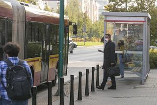 Wiedział o której przyjedzie autobus, więc długo nie czekał 