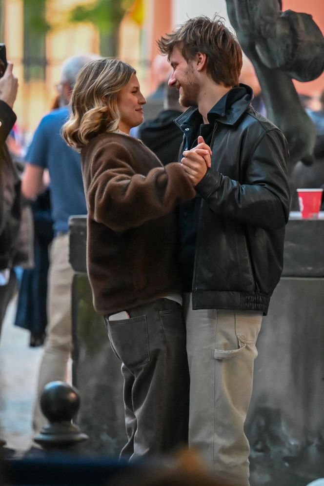 Maciej Musiał całował ukochaną na balkonie