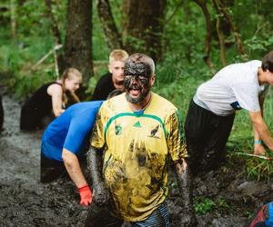 Festiwal Życia w Kokotku. Zdjęcia z czwartego dnia imprezy. Bieg Festiwalowicza i biskup w błocie