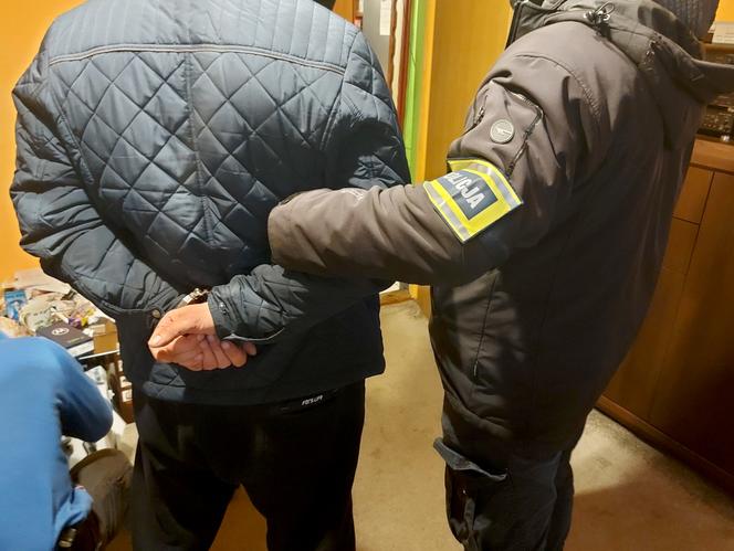 Otwock: policja zatrzymała dilera, który zakopał w ziemi ponad 2 kg narkotyków