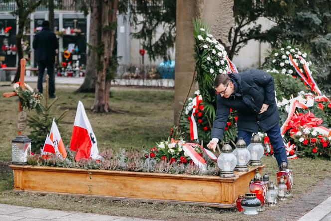 Premier Morawiecki przy grobie ojca