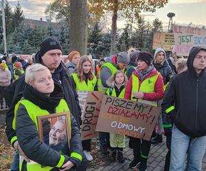 Protest na DK nr 80 po wypadku, w którym zginął 15-letni Kuba. Mieszkańcy zablokowali drogę