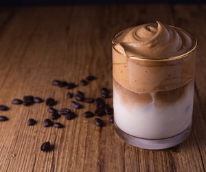 Dalgona coffee: jak zrobić najpopularniejszy deser w czasie epidemii