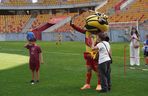 Pożegnianie Murawy na Chorten Arenie. Jagiellonia Białystok rozdaje boisko swoim kibicom