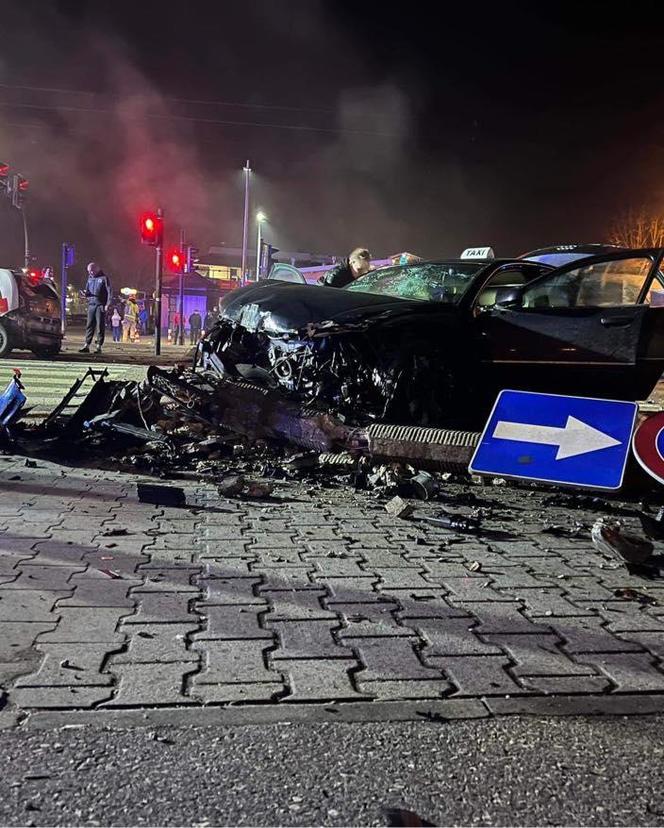 Kraków. Kraksa osobówek w Nowej Hucie. Auto staranowało słup