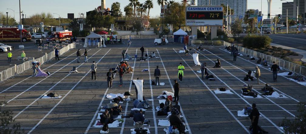 Koronawirus w USA. Bezdomni wylądowali na parkingu. Wszystko dla ich bezpieczeństwa