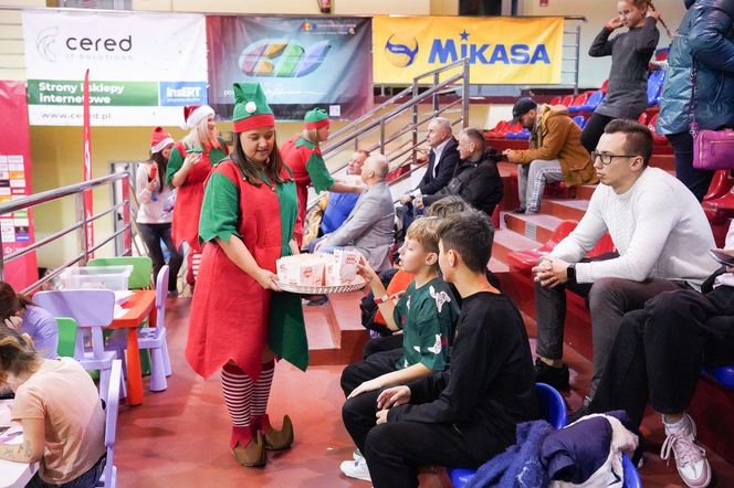 Grali w siatkówkę i pomagali Tymkowi. Mikołajkowy turniej KPS-u Siedlce za nami