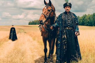 1670. Drugi sezon lepszy od pierwszego? Oceniamy nowe odcinki hitu Netflixa (RECENZJA)
