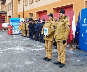 Przekazanie sprzętu strażakom