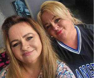 Bliźniaczka z Gogglebox po odejściu z programu przeszła spektakularną metamorfozę. Na nowych zdjęciach trudno ją rozpoznać