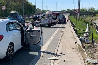 Dachowanie traficara w Warszawie. Ściął latarnię, która uderzyła w drugi pojazd