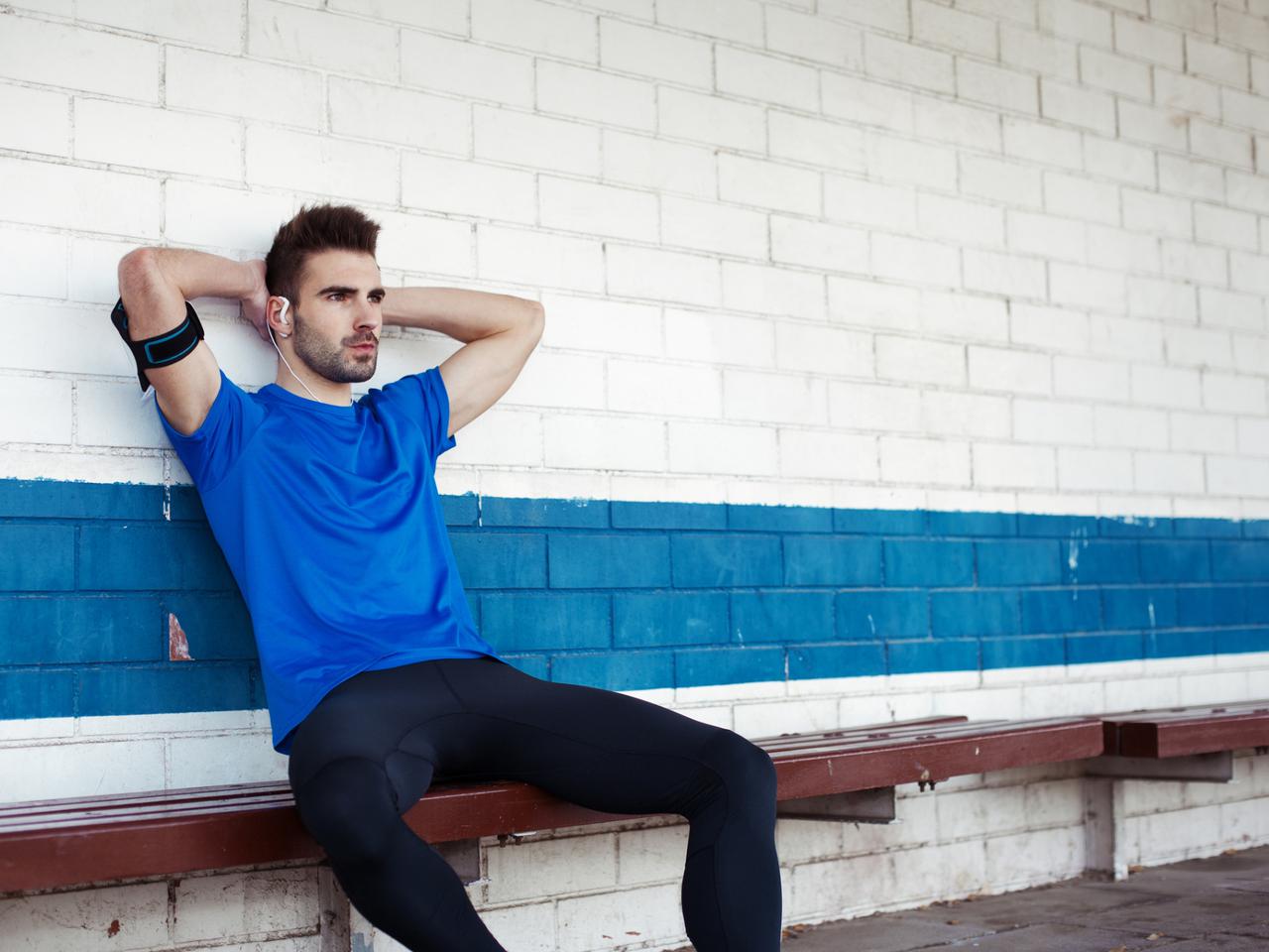 Roztrenowanie w bieganiu – jak efektywnie wypocząć po sezonie biegowym?