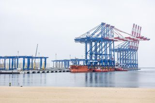 Gdańsk. Do nabrzeża Terminalu T3 na terenie Baltic Hub przybił statek Zhen Hua 32, na pokładzie którego do portu przypłynęły trzy ogromne suwnice przeznaczone do obsługi kontenerowców przy terminalu T3
