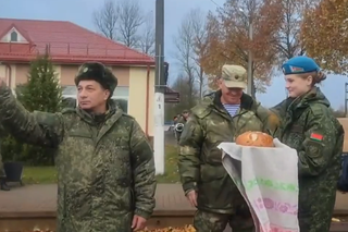 Białorusini witali rosyjskich żołnierzy chlebem i solą. Dziennikarka nagle wypaliła: Opuśćcie natychmiast mój kraj [WIDEO]