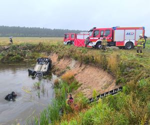 Tragedia w Łódzkiem. Strażacy wyłowili zatopiony samochód